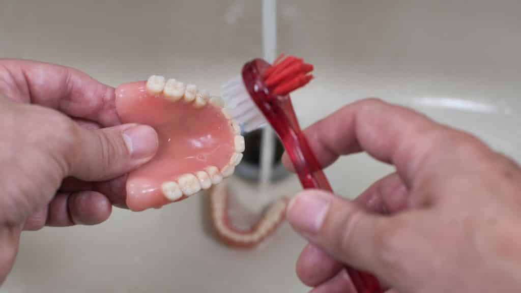 活動式假牙，假牙清洗